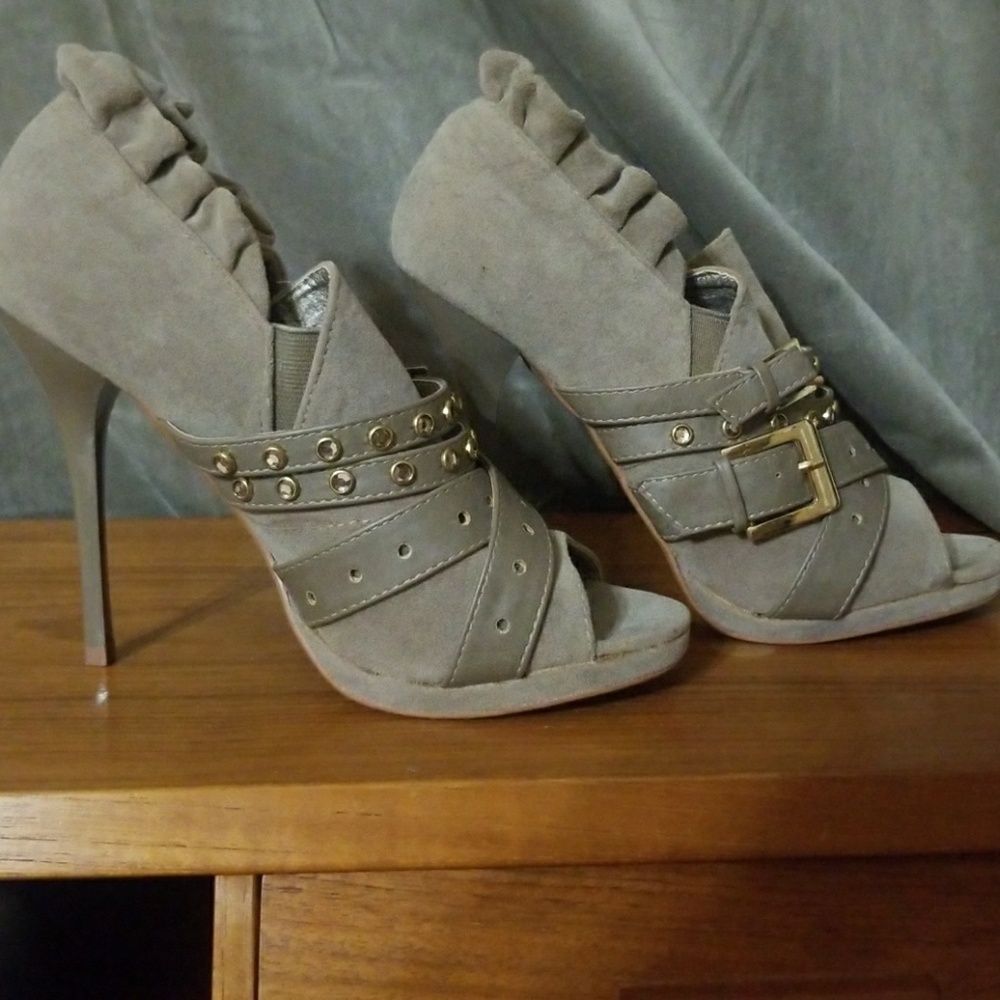 Heels - Picture 2 of 4